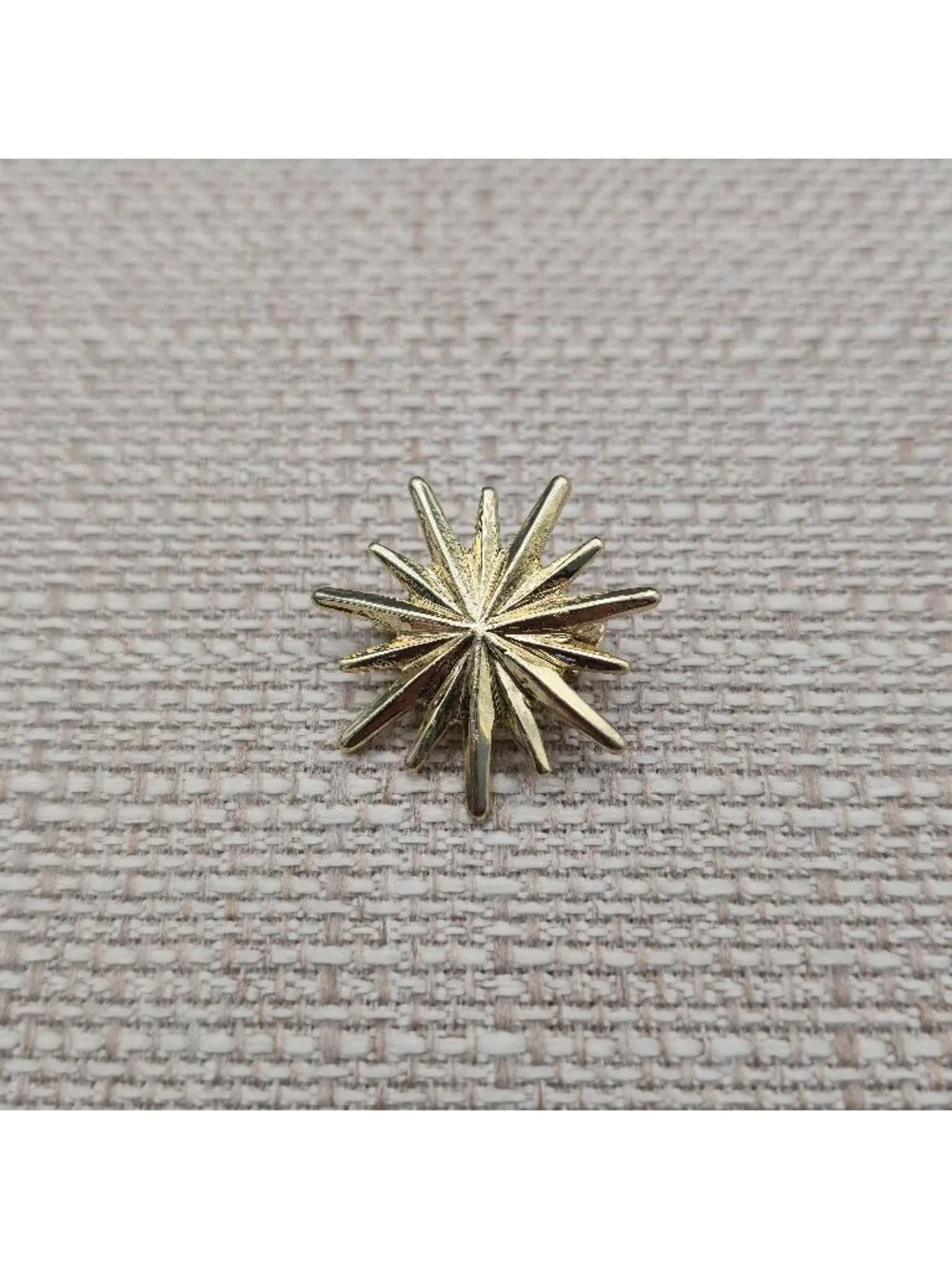 Vintage Mid-Century Modern Gold Tone Starburst Lapel Pin Brooch A8065